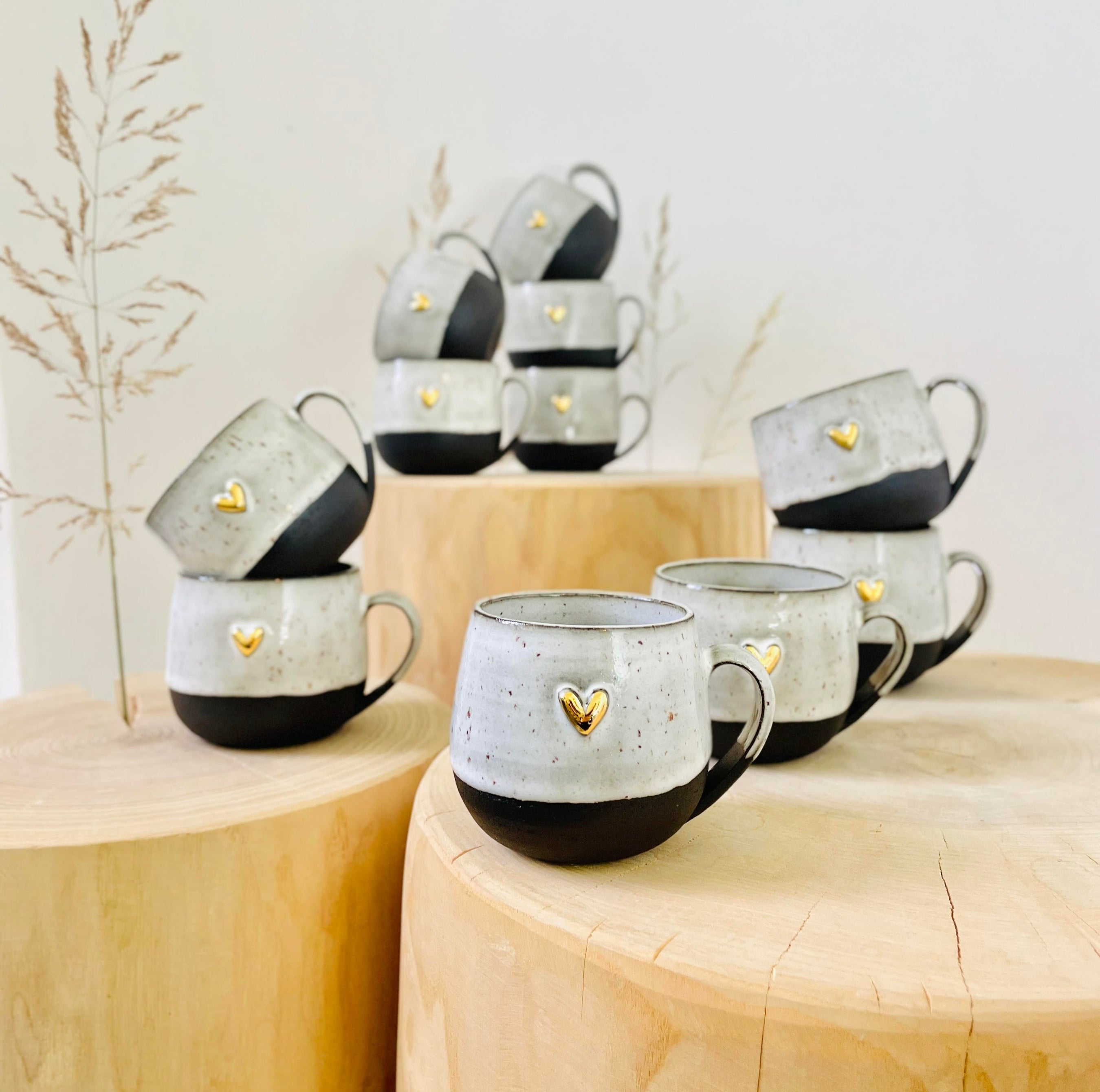 Goldenes Herz mit dunklem Steingut