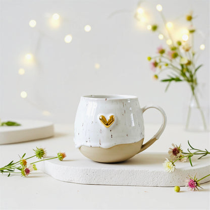 Keramický hrníček Bucláček zepředu se zlatým srdíčkem, bílá stékaná glazura, ručně vyráběno – Tera.ceramics