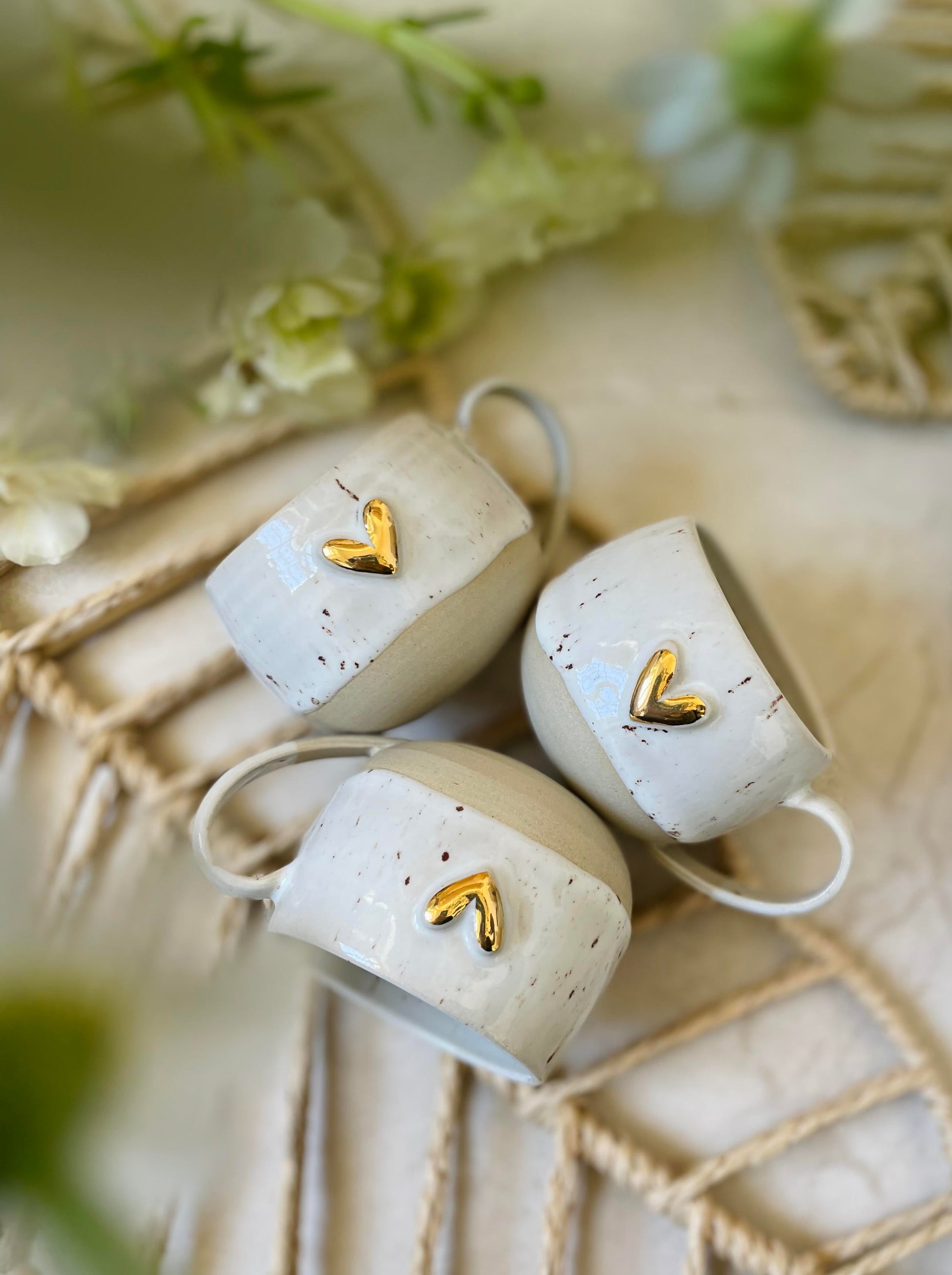 Tři keramické espresso hrníčky Bucláčky focené shora se zlatým srdíčkem a bílou glazurou – Tera.ceramics